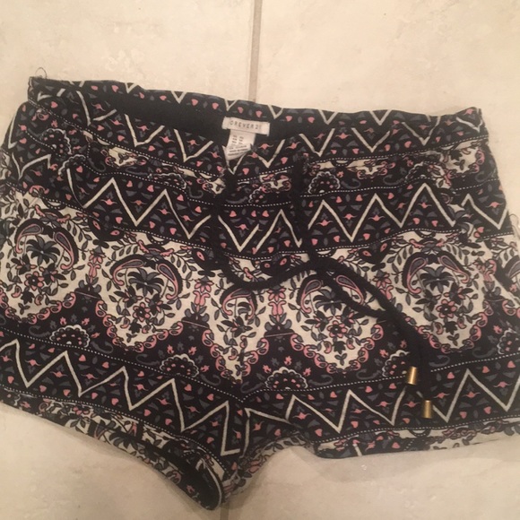Forever 21 pattern shorts - Picture 3 of 4